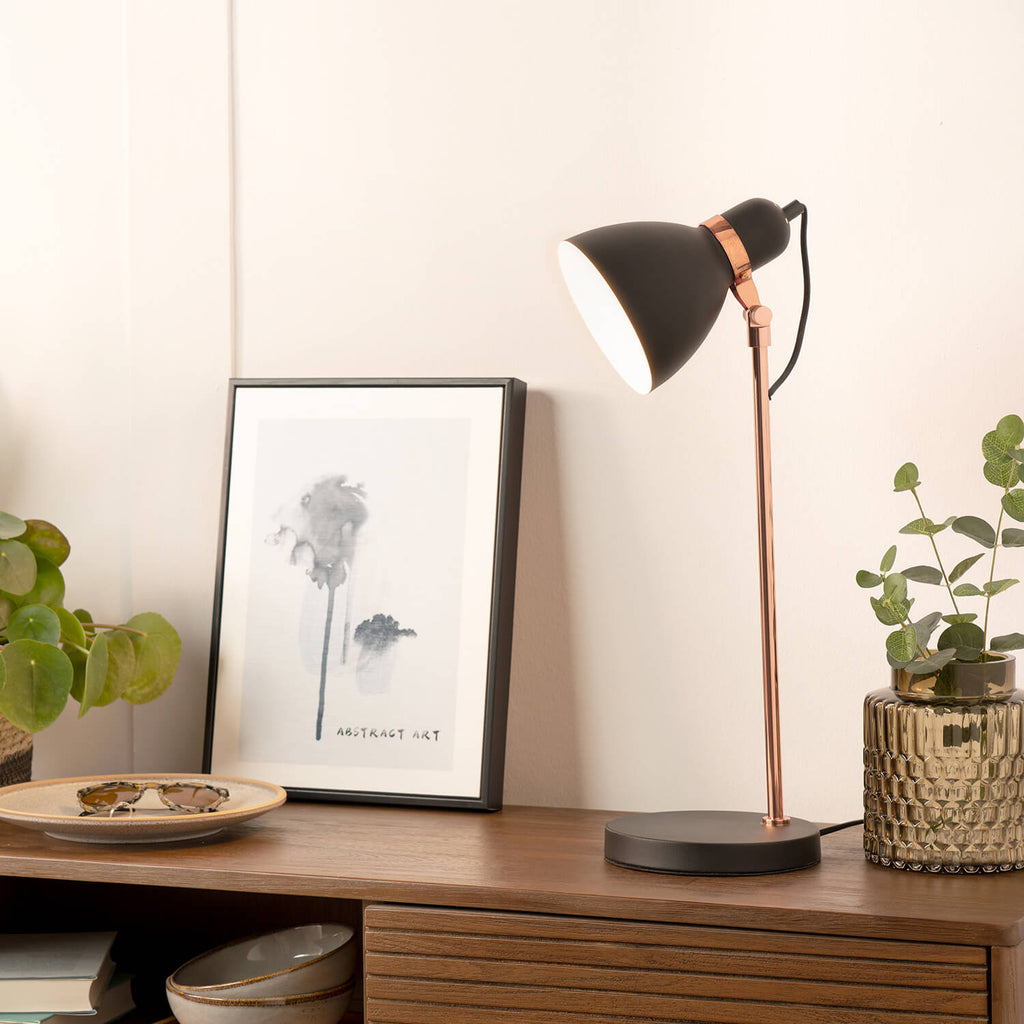 Lámpara de mesa Arnav - Fotografía de ambiente