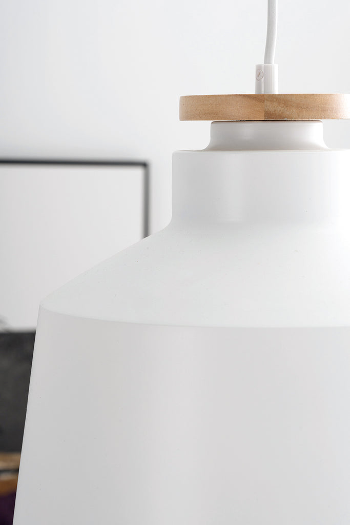 Lámpara de techo Chetan blanco - Detalle embellecedor pantalla fotografía de ambiente