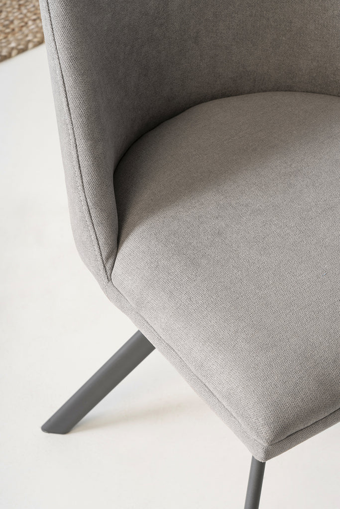 Silla de comedor tapizada Deepa gris claro - Detalle asiento fotografía de ambiente