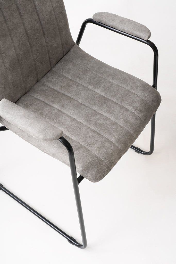 Silla de comedor tapizada Sikar gris claro - Detalle asiento