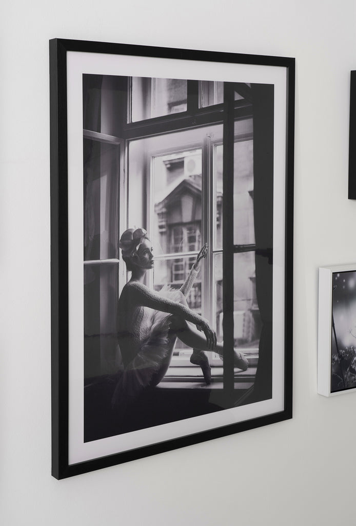 Cuadro foto Woman at window marco negro - Detalle lámina decorativa fotografía de ambiente