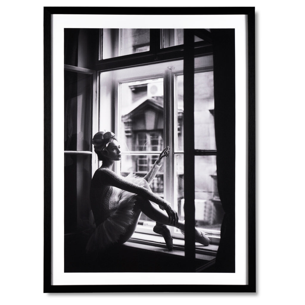 Cuadro foto Woman at window marco negro - Vista frontal