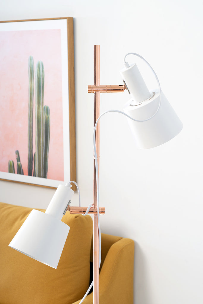 Lámpara de pie Ayansh blanco - Detalle doble pantalla fotografía de ambiente
