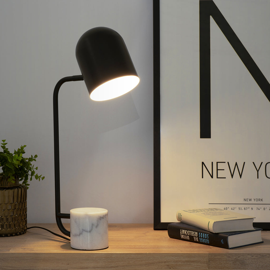 Lámpara de mesa Anssi negro - Encendida fotografía de ambiente